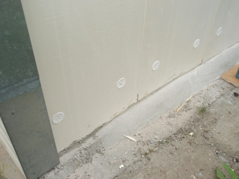 бетонный буртик для слива влаги с утеплителя
